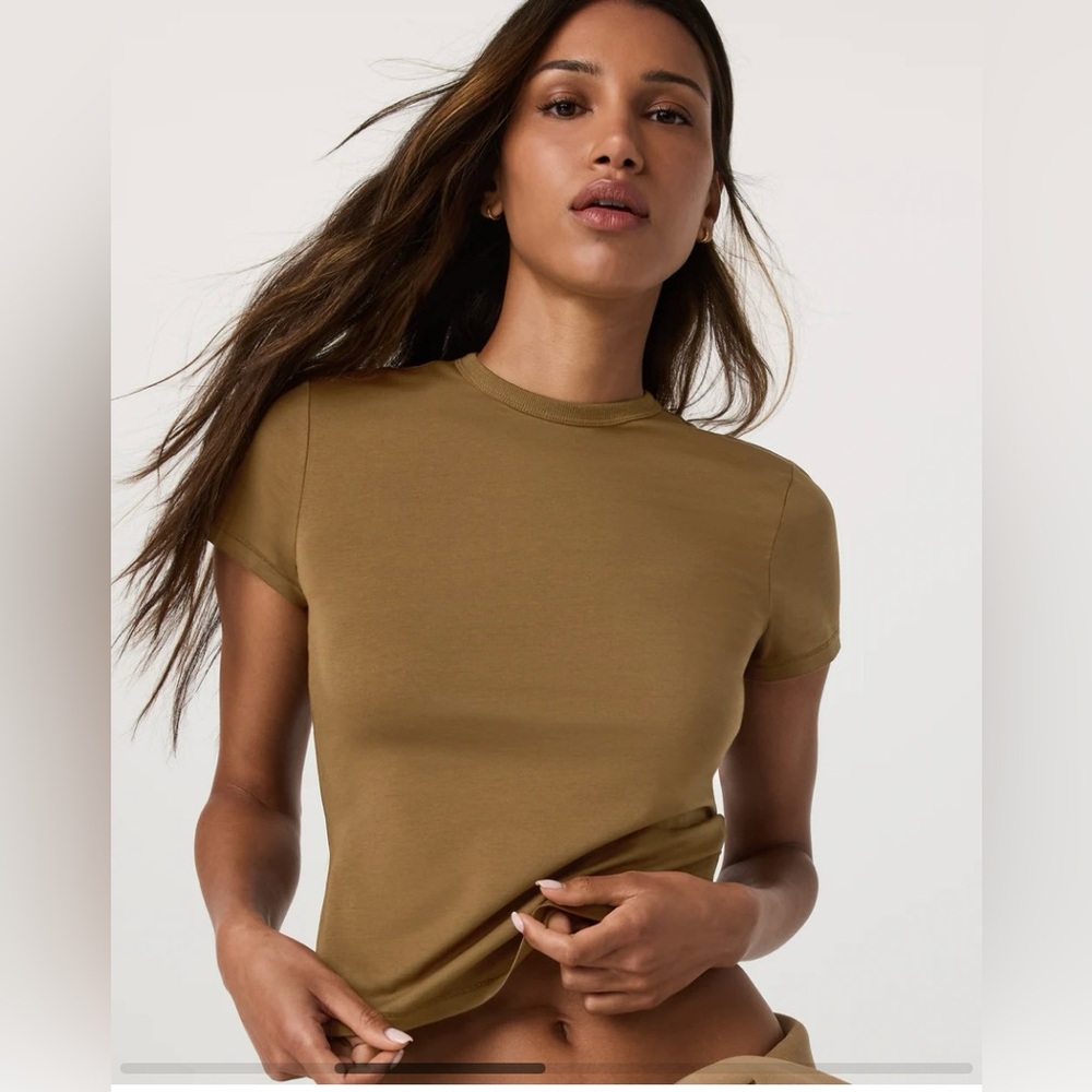 Vuori Short Sleeve Feather Soft Fitted Tee Size L